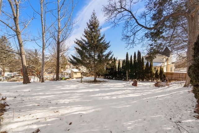 17 Lincoln Ave, Millbury, MA 01527