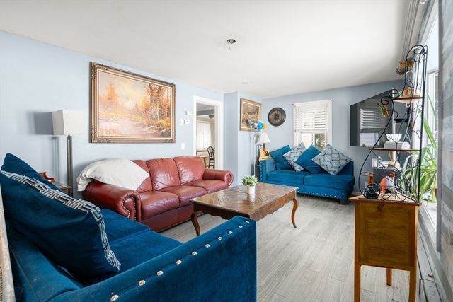 17 Lincoln Ave, Millbury, MA 01527