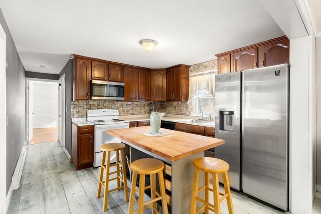 17 Lincoln Ave, Millbury, MA 01527