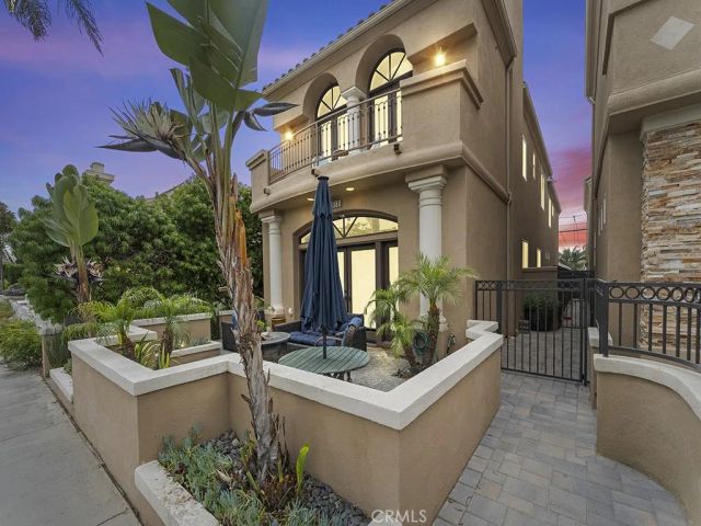 513 Pecan Ave, Huntington Beach, CA 92648