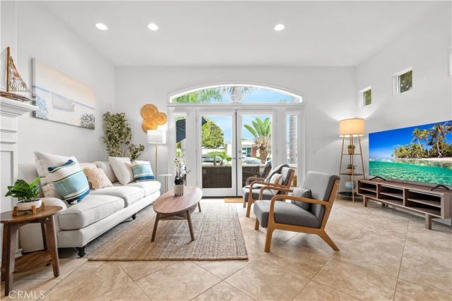 513 Pecan Ave, Huntington Beach, CA 92648
