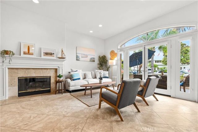 513 Pecan Ave, Huntington Beach, CA 92648