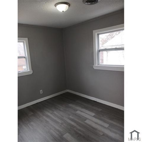 5574 Era Avenue, St Louis, MO 63136