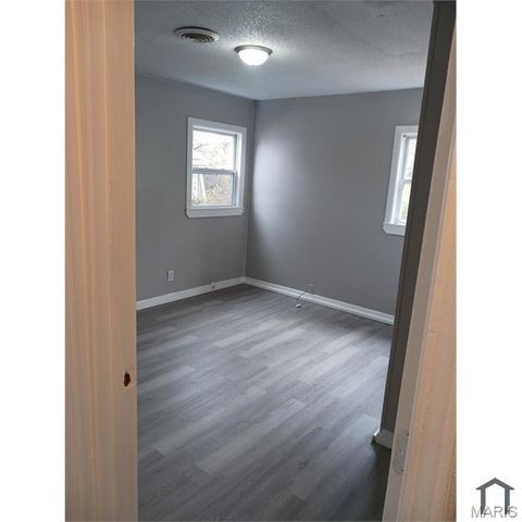 5574 Era Avenue, St Louis, MO 63136