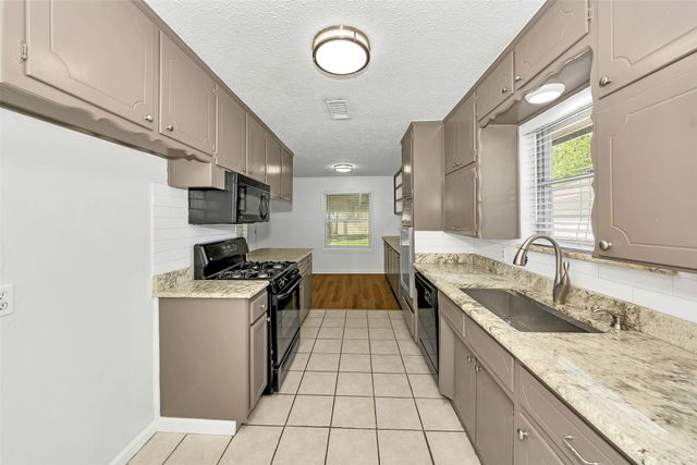 1800 W Queens Court, Arlington, TX 76014