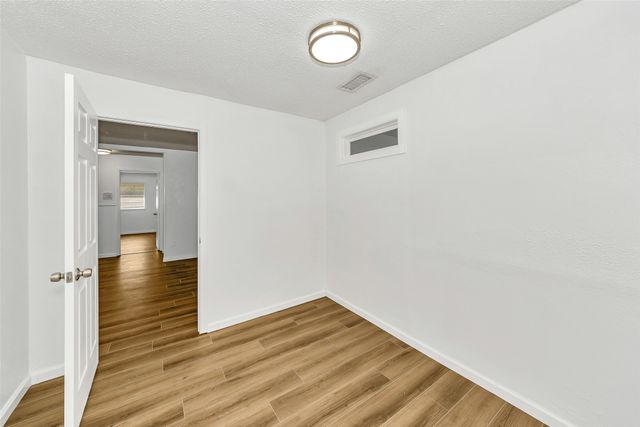 1800 W Queens Court, Arlington, TX 76014