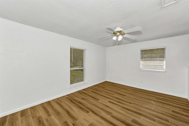 1800 W Queens Court, Arlington, TX 76014