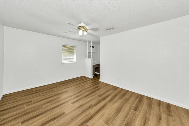 1800 W Queens Court, Arlington, TX 76014