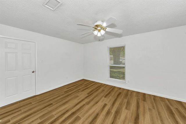 1800 W Queens Court, Arlington, TX 76014