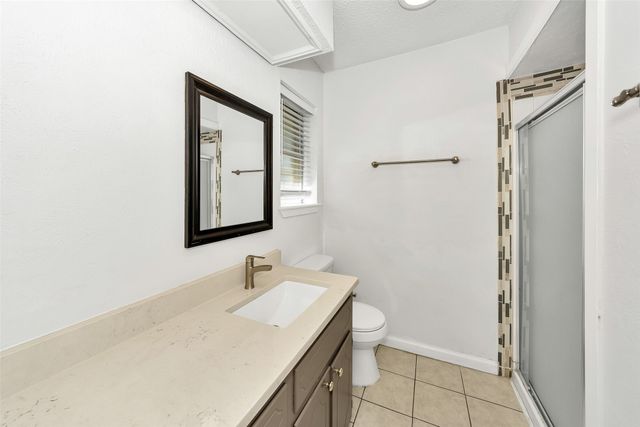 1800 W Queens Court, Arlington, TX 76014
