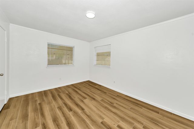 1800 W Queens Court, Arlington, TX 76014