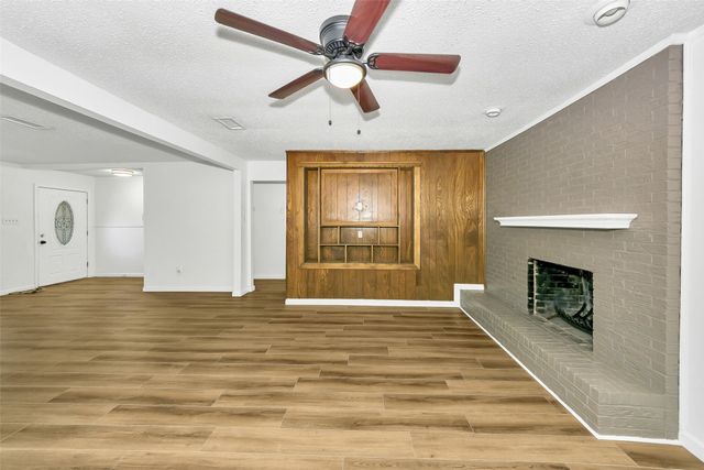 1800 W Queens Court, Arlington, TX 76014
