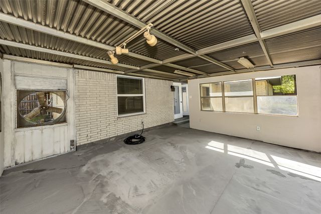 1800 W Queens Court, Arlington, TX 76014