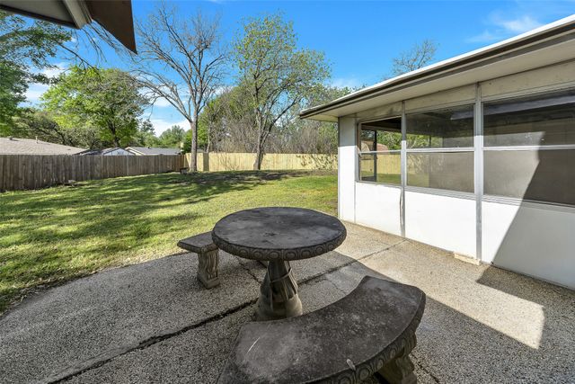 1800 W Queens Court, Arlington, TX 76014