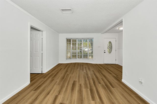 1800 W Queens Court, Arlington, TX 76014