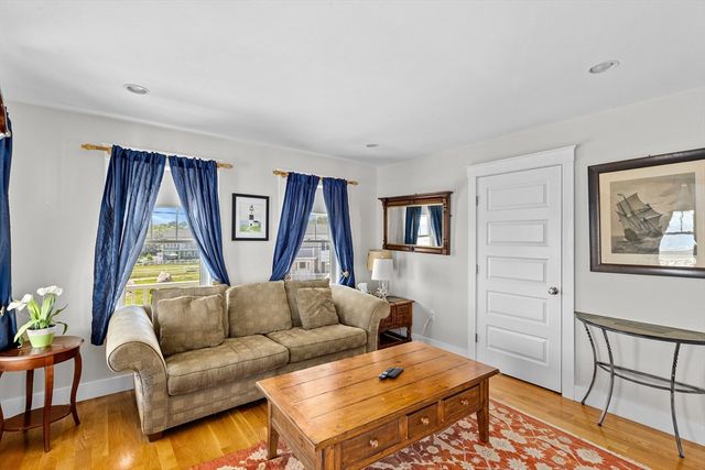33 Oceanside Dr, Scituate, MA 02066