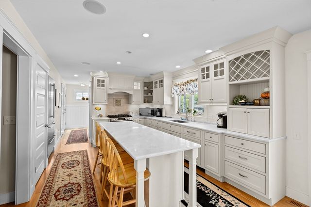 33 Oceanside Dr, Scituate, MA 02066