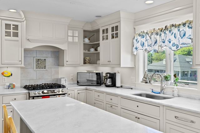 33 Oceanside Dr, Scituate, MA 02066