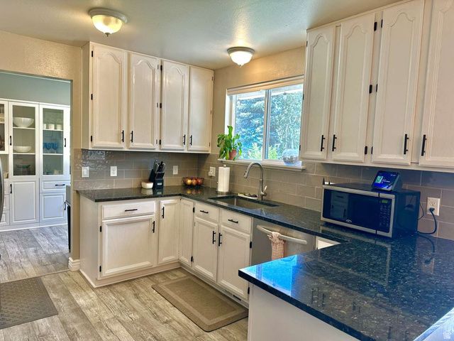 9573 S BUTTONWOOD DR, Sandy, UT 84092