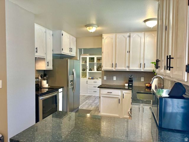 9573 S BUTTONWOOD DR, Sandy, UT 84092