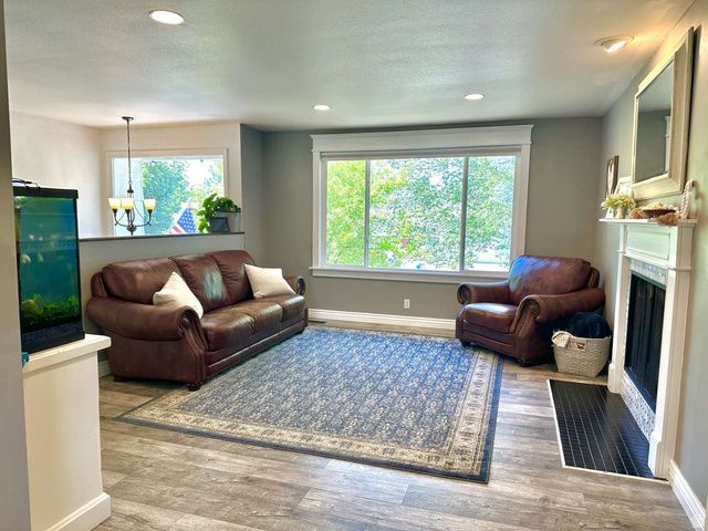 9573 S BUTTONWOOD DR, Sandy, UT 84092