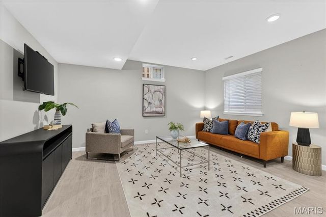 10465 Savannah Avenue, St Louis, MO 63131