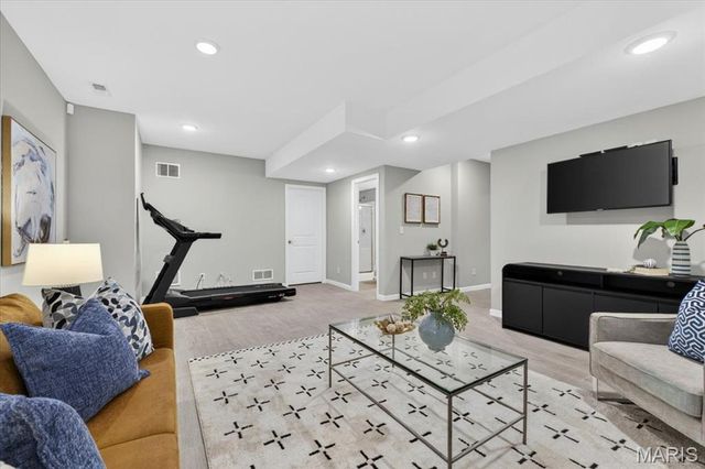 10465 Savannah Avenue, St Louis, MO 63131