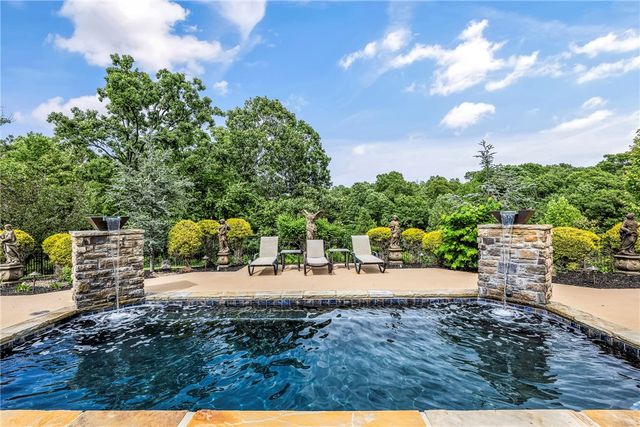 3800 W Norwood Place, Fayetteville, AR 72704