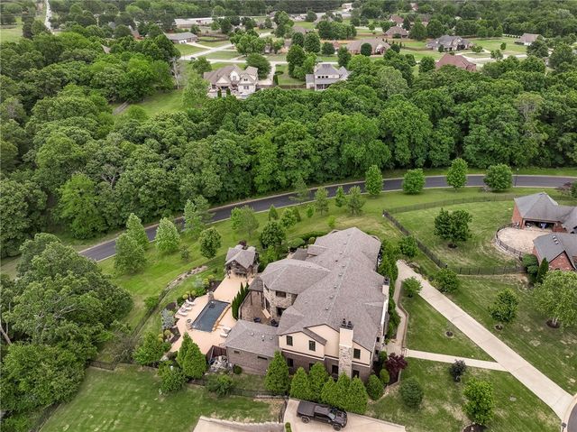 3800 W Norwood Place, Fayetteville, AR 72704