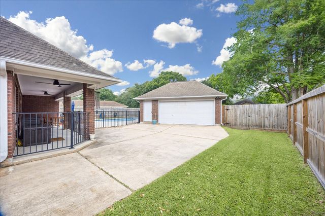 202 W Larkspur Drive, Alvin, TX 77511