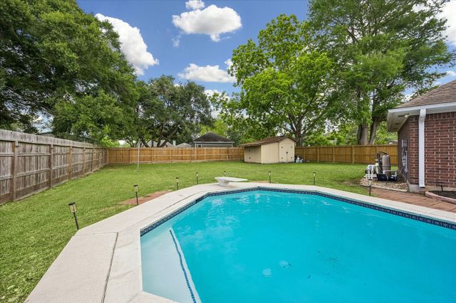 202 W Larkspur Drive, Alvin, TX 77511