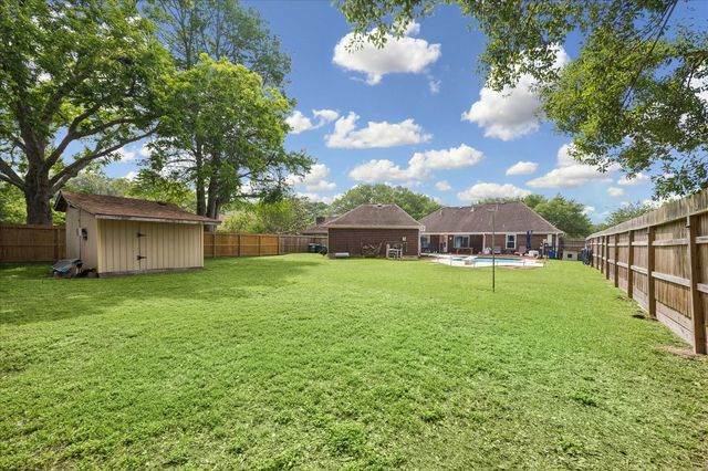 202 W Larkspur Drive, Alvin, TX 77511