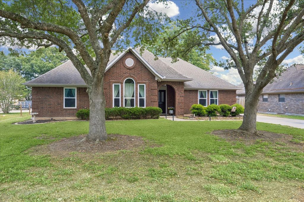 202 W Larkspur Drive, Alvin, TX 77511