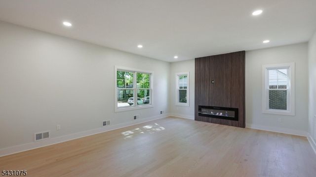 941 Beverly Dr, Westfield Town, NJ 07090