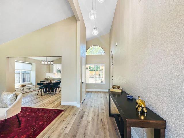 126 Kelly Court, Clovis, CA 93611