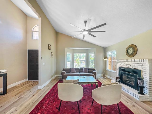 126 Kelly Court, Clovis, CA 93611