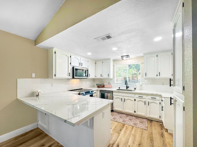 126 Kelly Court, Clovis, CA 93611
