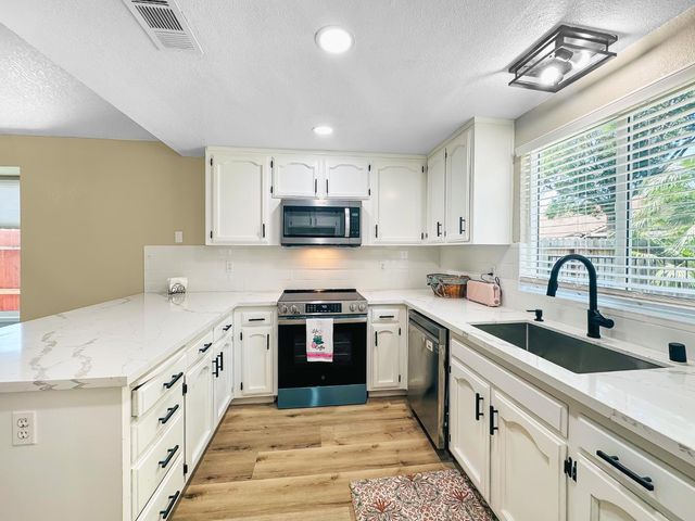 126 Kelly Court, Clovis, CA 93611