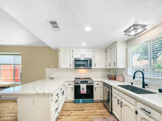 126 Kelly Court, Clovis, CA 93611