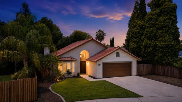 126 Kelly Court, Clovis, CA 93611