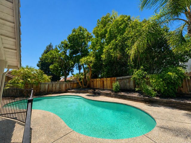 126 Kelly Court, Clovis, CA 93611