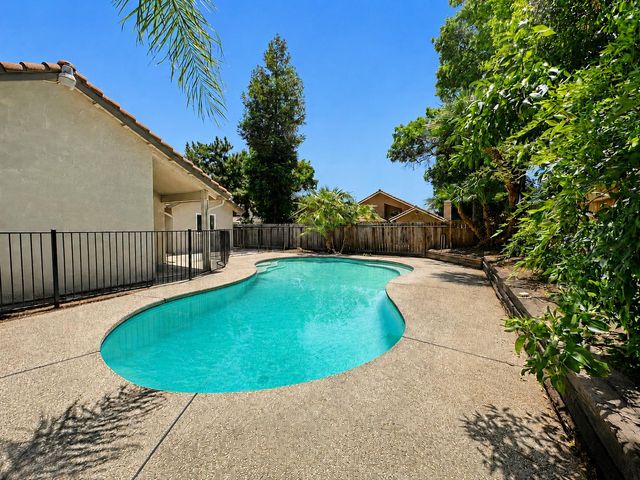126 Kelly Court, Clovis, CA 93611