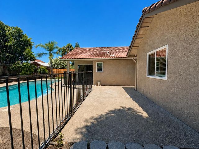 126 Kelly Court, Clovis, CA 93611