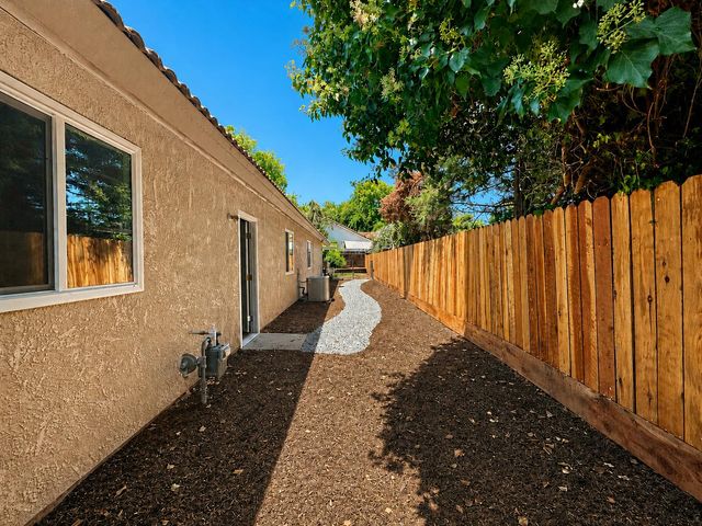 126 Kelly Court, Clovis, CA 93611