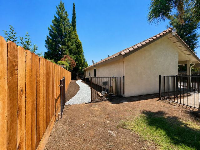 126 Kelly Court, Clovis, CA 93611