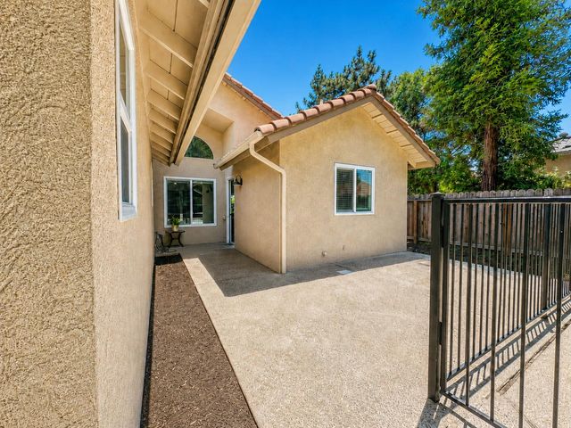 126 Kelly Court, Clovis, CA 93611