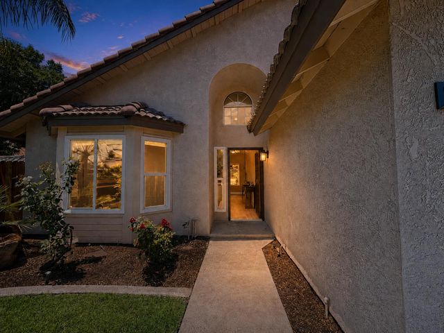 126 Kelly Court, Clovis, CA 93611