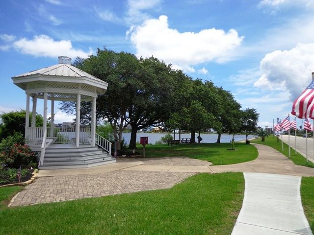 1002 Staples Avenue, Seabrook, TX 77586