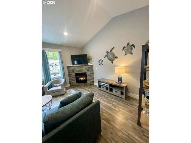 4184 Se INLET Ave, Lincoln City, OR 97367