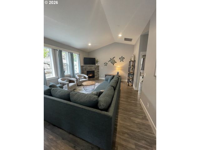 4184 Se INLET Ave, Lincoln City, OR 97367